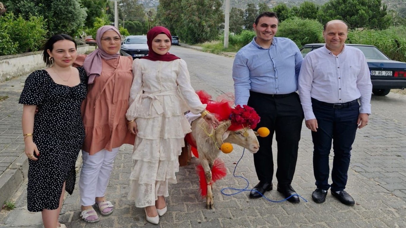 ÇİNE'DE GELİN KOÇU GELENEĞİ DEVAM EDİYOR